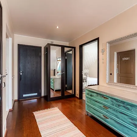 Апартаменты Lovely Spacious In The City Center