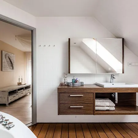 Lovely Spacious In The City Center Апартаменты *